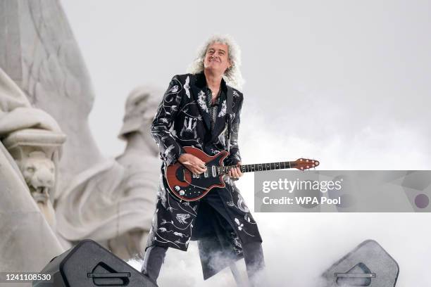 Brian May of Queen performs during the Platinum Party At The Palace at Buckingham Palace on June 4, 2022 in London, England. The Platinum Jubilee of...