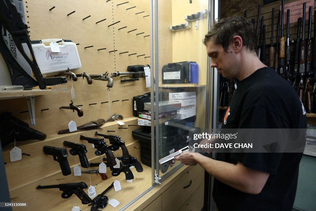 CANADA-POLITICS-GUNS