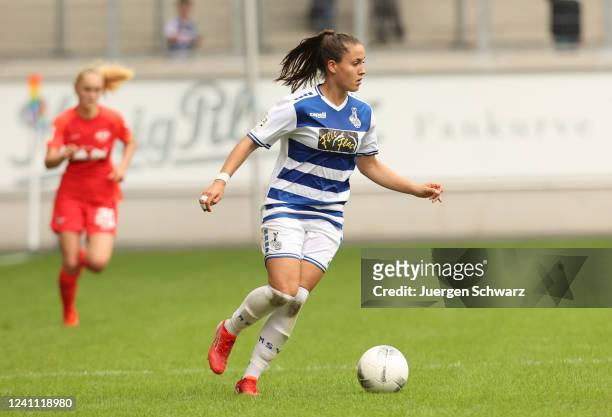 Selina Vobian of Duisburg controls the ball at the 2. Frauen-Bundesliga match between MSV Duisburg and RB Leipzig on June 5, 2022 at...