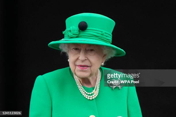 Queen Elizabeth II stands on the balcony during the Platinum Pageant on June 05, 2022 in London, England. The Platinum Jubilee of Elizabeth II is...