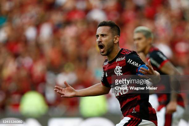 Everton Ribeiro of Flamengo celebrates after scoring the first goal of his team during the match between Flamengo and Fortaleza as part of...