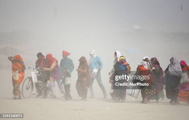 Local commuters pass through massive heatwave during a hot day at sangam in Allahabad on June 7,2022. As the mercury level continues , heat wave...