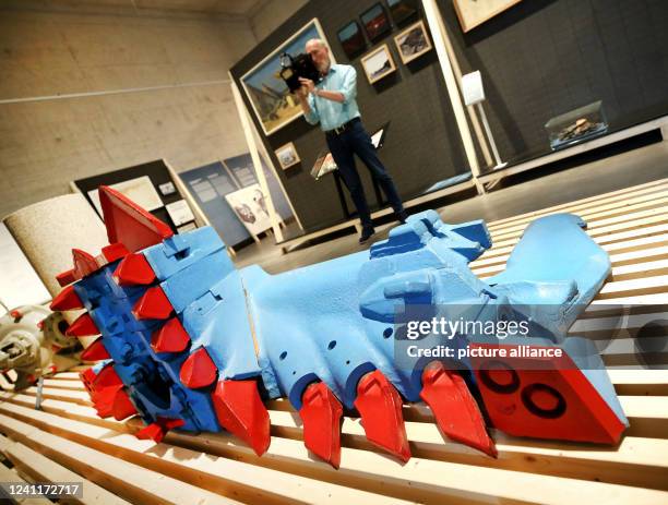 June 2022, North Rhine-Westphalia, Bochum: A "Löbbe planer" peeling coal from the seam is filmed by a cameraman in the special exhibition at the...