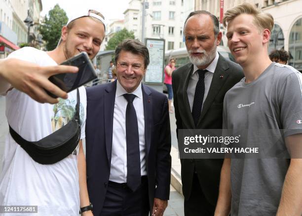 France's former Prime Minister and Le Havre mayor Edouard Philippe , flanked by the mayor of Nice Christian Estrosi , poses with tourists during a...