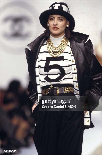 Ready -to -wear Fall -Winter Fashion show 88 -89 in Paris, France in March, 1988 - Model Ines de La Fressange.