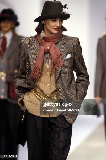 Ready -to -wear Fall -Winter Fashion show 88 -89 in Paris, France in March, 1988 - Model Ines de La Fressange.