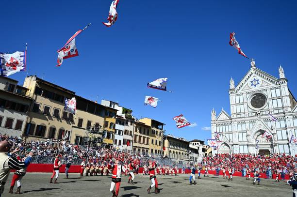 Des sbandieratori vêtus de costumes traditionnels de Florence se produisent avant le Calcio Storico Fiorentino, un bal traditionnel de la Renaissance du XVIe siècle...