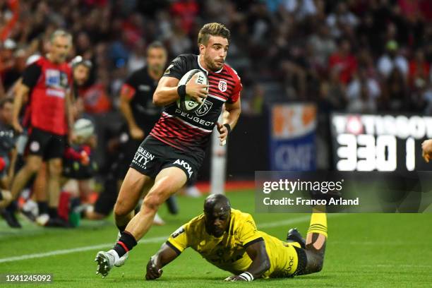 Raymond RHULE of La Rochelle and Juan Cruz MALLIA of Toulouse during the Playoffs Top 14 match between Toulouse and La Rochelle at Stade Ernest...