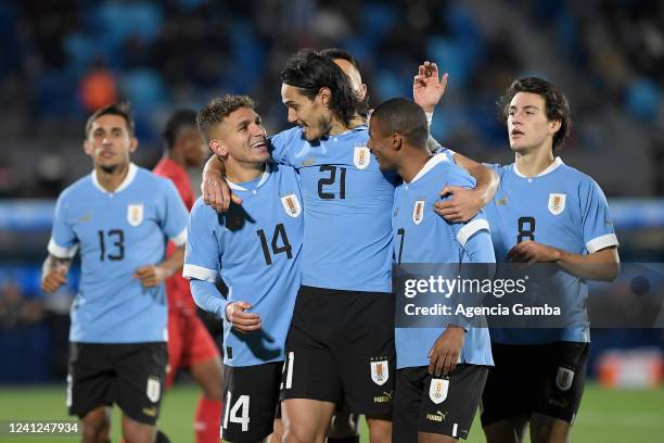 Edinson Cavani of Uruguay celebrates after scoring his team's second goal with teammates Lucas Torreira and Nicolás de la Cruz during the...