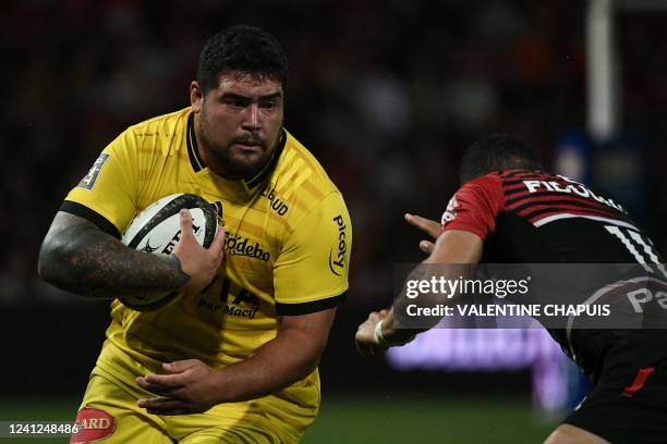 La Rochelle's Argentinian prop Joel Sclavi runs with the ball during the French Top 14 rugby union match between Toulouse and La Rochelle at the...