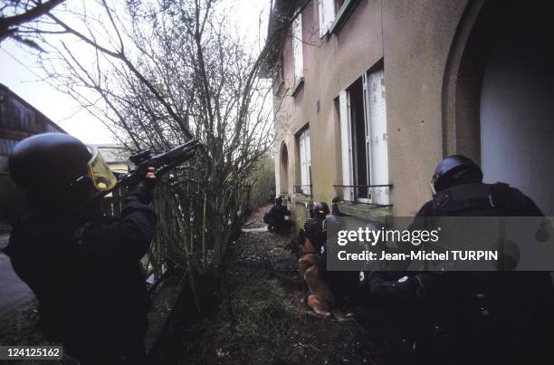 Gign Rappeling The Gign Photos and Premium High Res Pictures - Getty Images