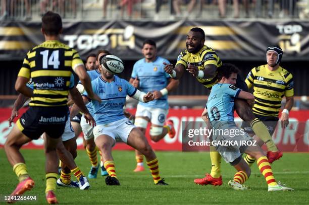 Mont de Marsan's Fijian winger Nacani Wakaya passes the ball during the Top 14/Pro D2 playoffs between Stade Montois and USAP Perpignan at the...