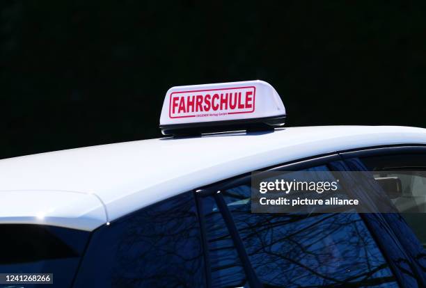 March 2022, Berlin: , Berlin. A sign reading "Fahrschule" is placed on the roof of a driving school car. Photo: Wolfram Steinberg/dpa Photo: Wolfram...