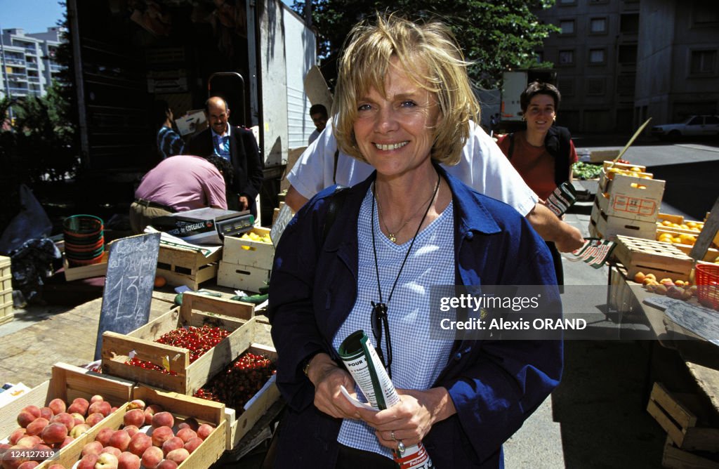 Elisabeth Guigou in campaign in Avignon, France on May 28, 1997. News ...
