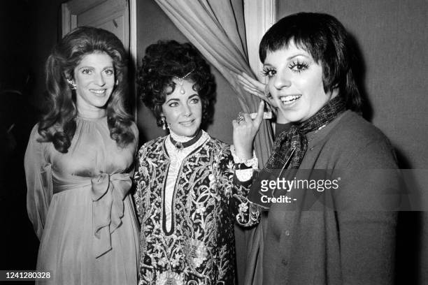Baroness Marie-Helene de Rothschild, Us actress Elizabeth Taylor congratulate singer Liza Minnelli after her show at the Olympia concert hall in...