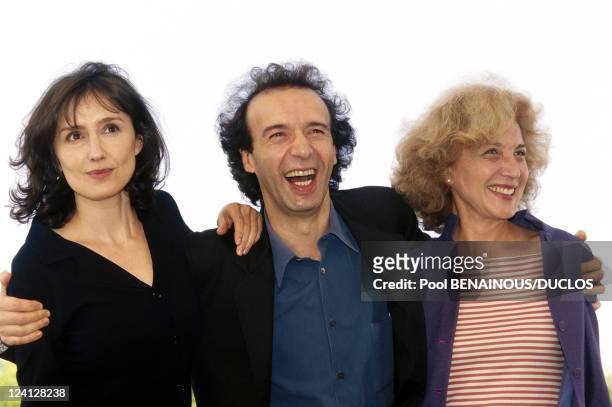 Cannes Film Festival: Photo Call "La Vita E Bella", France On May 17, 1998 - Nicoletta Braschi, Roberto Benigni and Marisa Paredes.
