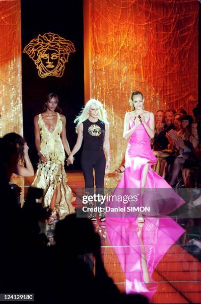 Haute Couture fall -winter 1999 -2000 Fashion show In Paris, France On July 15, 1999 - Versace : Naomi Campbell , Donatella and Amber Valletta.