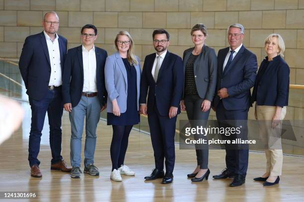 June 2022, North Rhine-Westphalia, Duesseldorf: The new SPD leadership. From left: Jochen Ott, Alexander Vogt, Lisa Kapteinat, Thomas Kutschaty,...