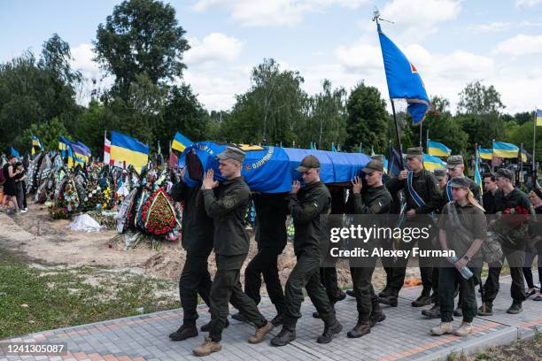 Ukrainian servicemen carry the coffin with the body of Mykhailo Tereshchenko during his funeral on June 14, 2022 in Kyiv, Ukraine. Mykhailo...