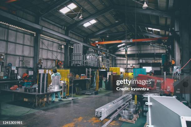 dentro del área de la fábrica - hoja de aluminio fotografías e imágenes de stock