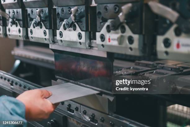 metal press machine - bent imagens e fotografias de stock