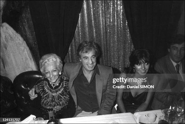 Jean -Paul Belmondo celebrates the success and video of "Le professionel" In France In December, 1981 - With mother Madeleine and Carlos Sotto Mayor.