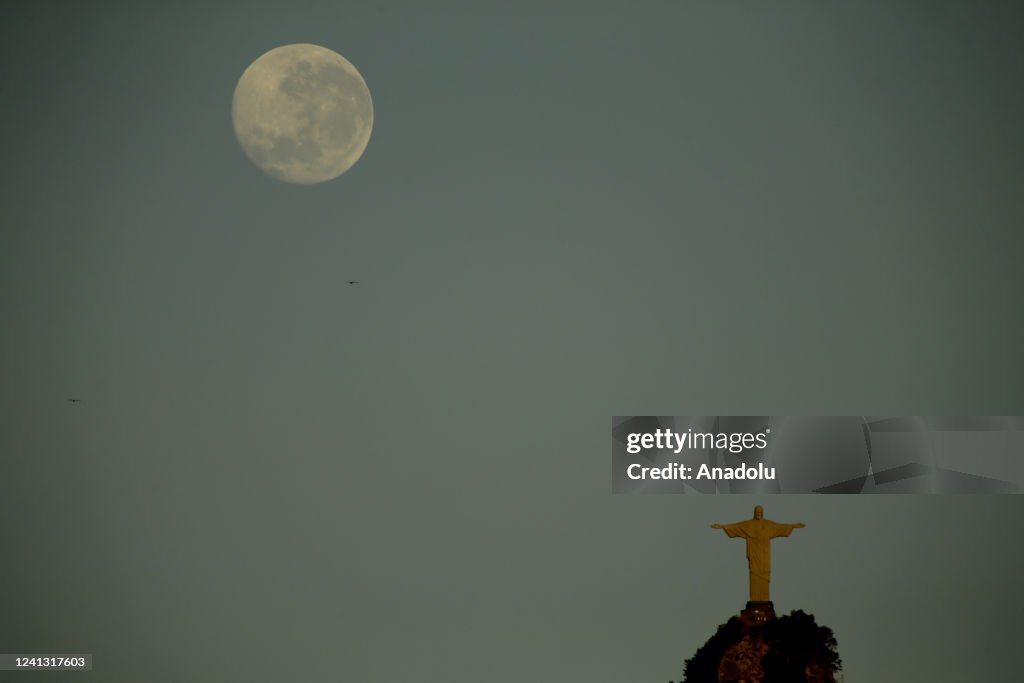 Moon Over Rio Grand Super moon rises behind Christ the Redeemer in Rio de Janeiro, Brazil ...