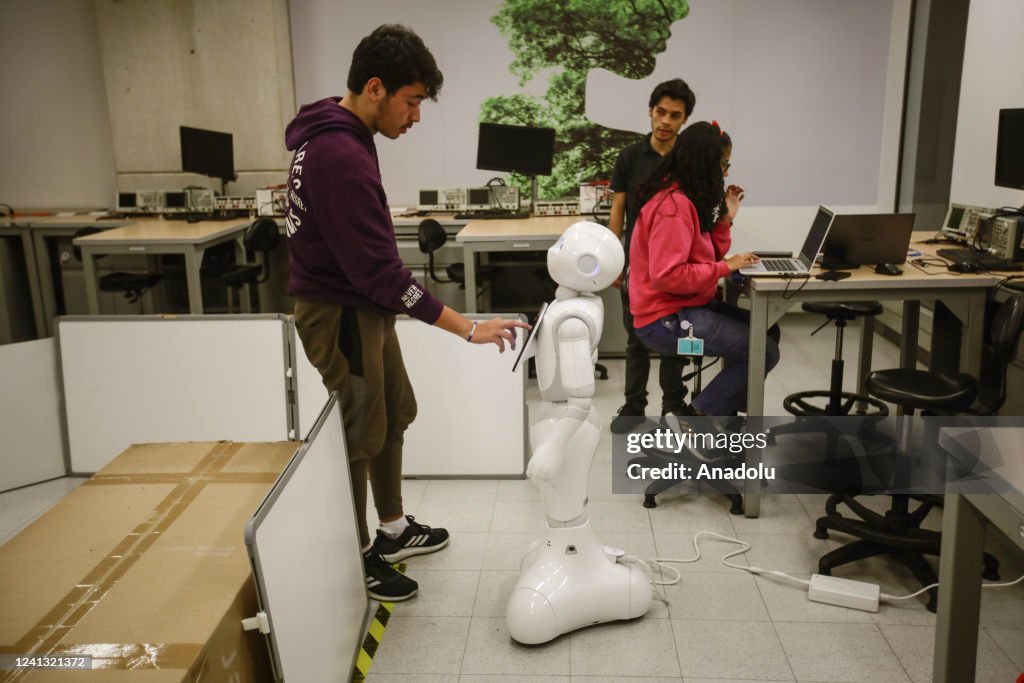 Humonid Practice Students practice making a diagnosis on a humanoid robot called Nova ...