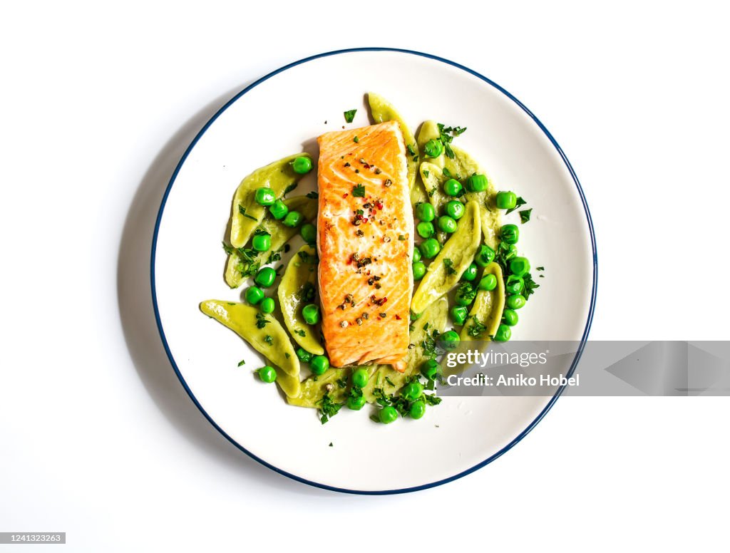 Baked salmon with spinach pasta and green peas