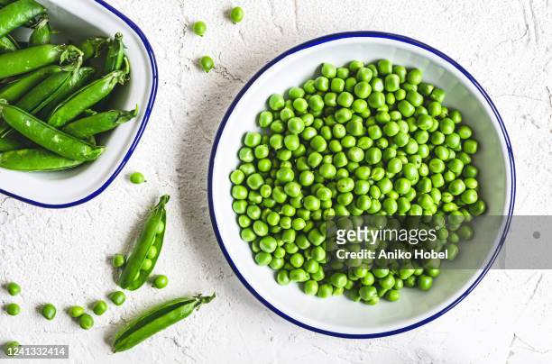 green peas - grüne erbse stock-fotos und bilder