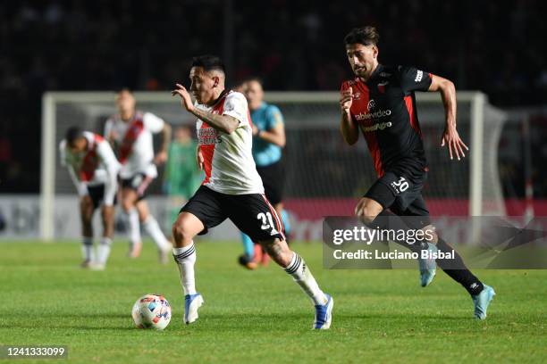 Esequiel Barco of River Plate controls the ball under pressure from Santiago Pierotti of Colon during a match between Colón and River Plate as part...