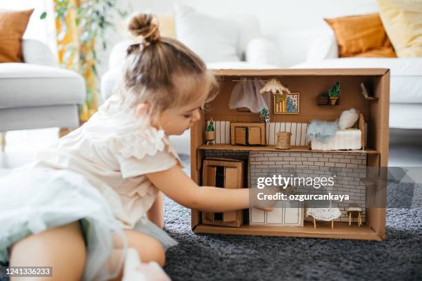 liten flicka leker med modell hus - toy house bildbanksfoton och bilder