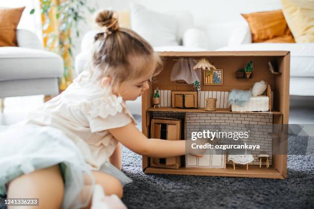 liten flicka leker med modell hus - miniature dollhouse bildbanksfoton och bilder