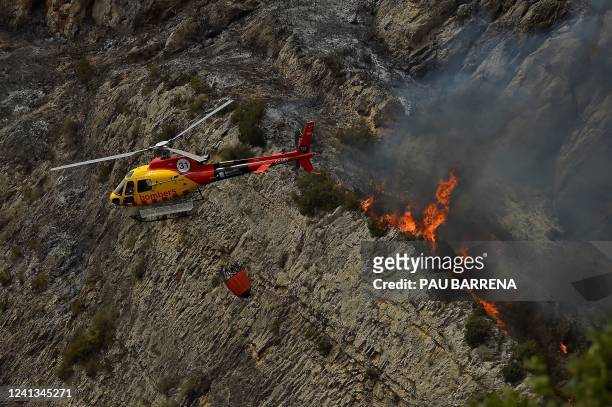 An AS-350 "Ecureuil" fire-fighting helicopter takes part in fire containment operations in Artesa de Segre, in Catalonia on June 16, 2022. -...