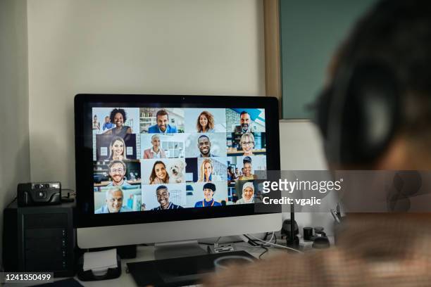 geschäftsmann arbeitet mit kollegen durch videokonferenzen - medium group of people stock-fotos und bilder