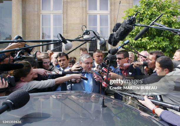 Le Premier ministre, Jean-Pierre Raffarin, quitte, le 06 août 2002 le Palais de l'Elysée à Paris, à l'issue du dernier Conseil des ministres avant...