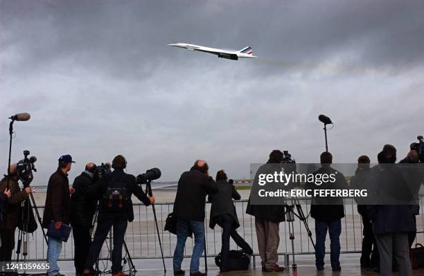 Un Concorde d'Air France, le Sierra Delta, décolle sous les yeux de journalistes, le 07 novembre 2001 de la piste nord de l'aéroport parisien de...