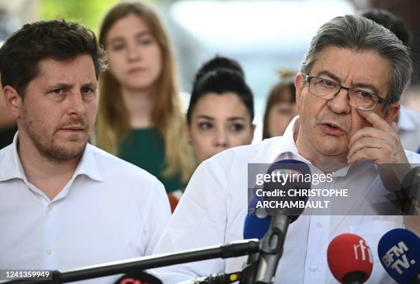 Rench leftist party La France Insoumise leader, Member of Parliament and leader of left-wing coalition Nupes Jean-Luc Melenchon , flanked by Nupes...
