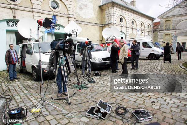 Des équipes de télévision sont installées dans la cour au premier jour du procès devant la Cour d'assises de sept adultes accusés de viols et...