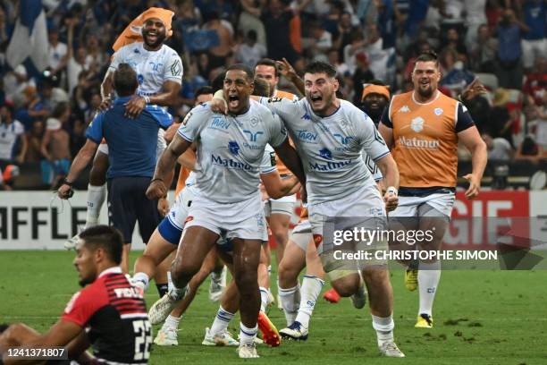 Castres' French lock Florent Vanverberghe and Castres' French flanker Mathieu Babillot celebrate after winningthe French Top 14 semi-final rugby...