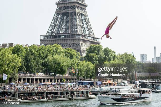 In this handout image provided by Red Bull, Eleanor Smart of the USA dives from the 21.5 metre platform during the final competition day of the...