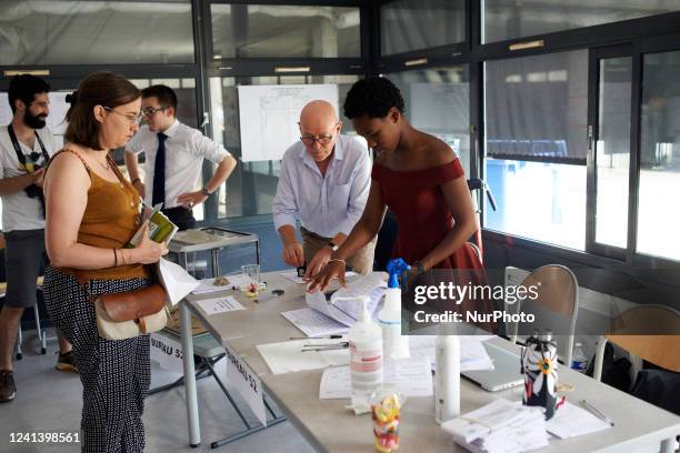 Assessors search for a manadte. For the second round of the French legislative elections, people go to the polling station. Even if pollsters said...