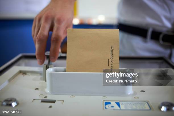 Ballot paper ready to fall in the urn. For the second round of the French legislative elections, people go to the polling station. Even if pollsters...