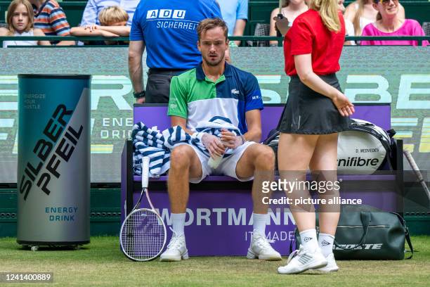 June 2022, North Rhine-Westphalia, Halle : Tennis, ATP Tour, Singles, Men, Final, Medvedev - Hurkacz : Daniil Medvedev sits on the players' bench....