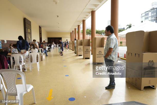 Bucaramanga's citizens go to the voting poll and place their votes for the next Colombian president who will be in command for the next 4 years in...