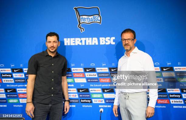Soccer: Bundesliga, Hertha BSC, press conference. Sandro Schwarz stands next to Fredi Bobic, Hertha BSC's sports managing director, after the press...