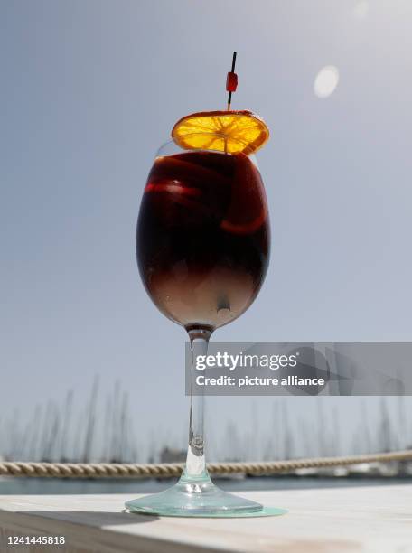 June 2022, Spain, Palma: A glass of tinto de verano, a mixture of red wine and gaseosa . Photo: Clara Margais/dpa