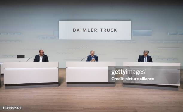 June 2022, Baden-Wuerttemberg, Stuttgart: Jochen Goetz , CFO of Daimler Truck Holding AG, Martin Daum, Chairman of the Board of Management of Daimler...