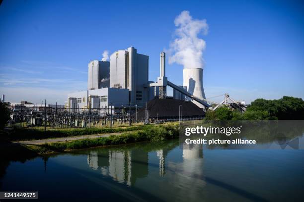 June 2022, Lower Saxony, Hanover: Smoke rises from a cooling tower at the Stöcken coal-fired power plant. The power plant is operated by the energy...