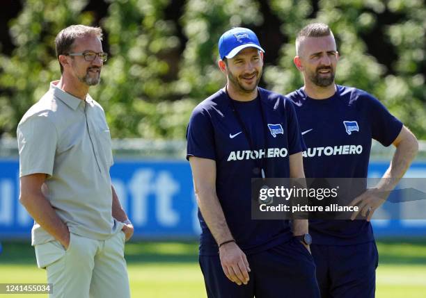 Soccer: Bundesliga, Hertha BSC, training kick-off at Schenckendorfplatz. Hertha manager Fredi Bobic , Hertha head coach Sandro Schwarz and offensive...